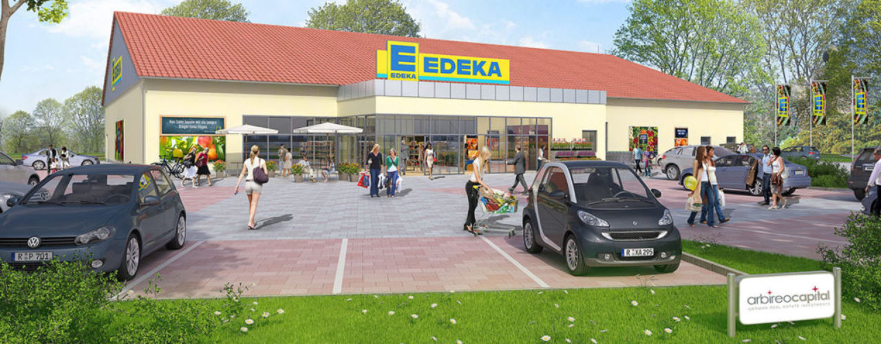 Das Bild zeigt das Konzept eines Edeka Marktes. Auf dem Parkplatz sind mehrere Personen und Fahrzeuge zu sehen. Auf einem Schild erkennt man die Beschriftung "arbireocapital".